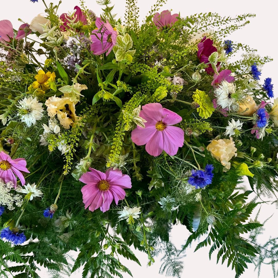 Kistepynt i sæsonens farver og blomster - sommer