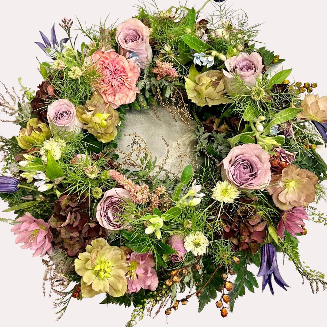 Blomsterkrans - Natur til begravelse. Send en smuk sidste hilsen med vores naturinspirerede blomsterkrans. Denne krans er ikke kun en visuel hyldest til naturens skønhed,