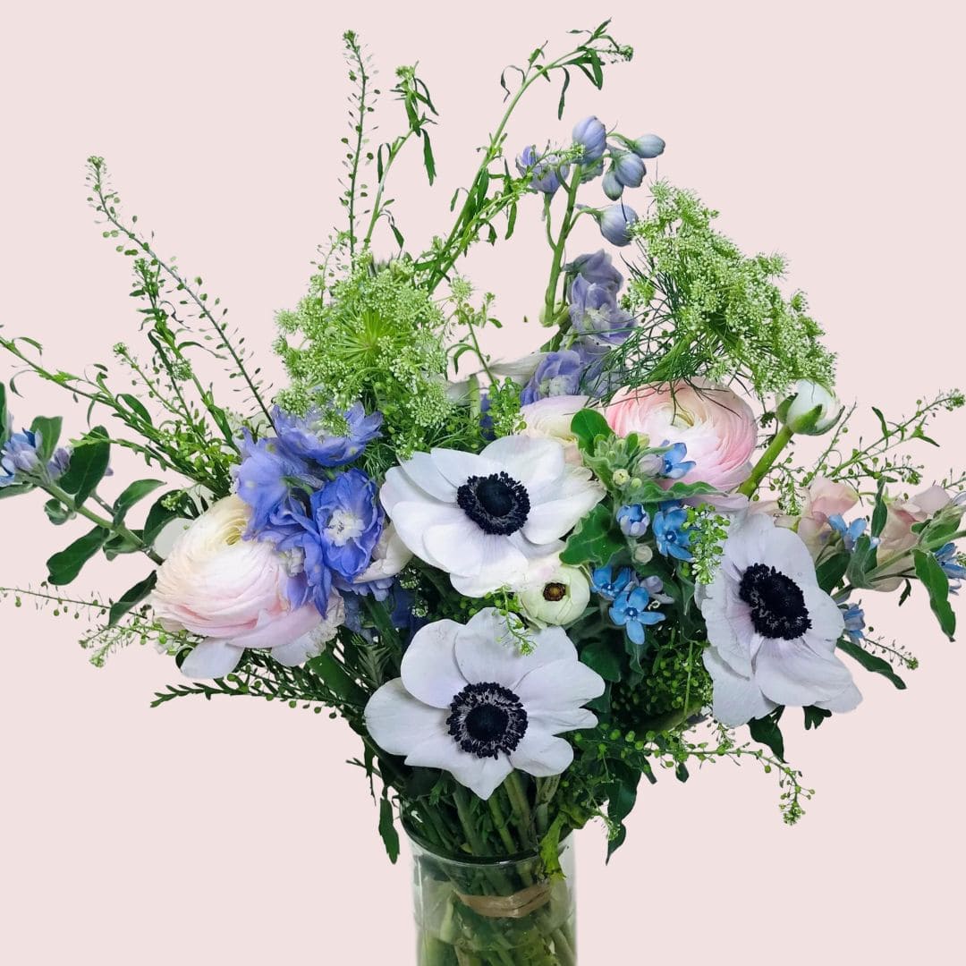 floristens valg: Buket bundet af dagens udvalg af blomster, som variere fra dag til dag.