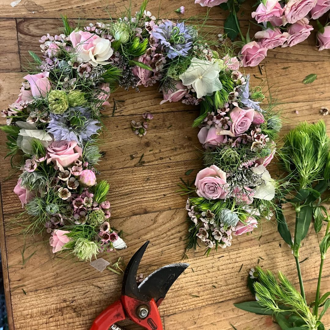 stor blomster hårkrans bundet med friske blomster