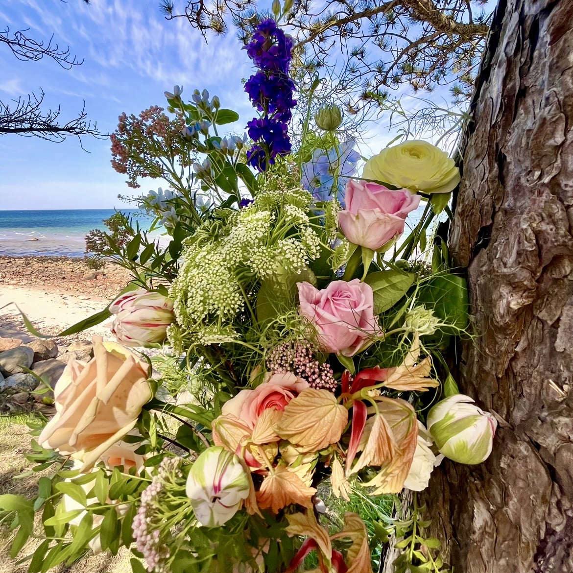smuk buket hvor der indgår bæredygtige blomster - taget på Hornbæk starns