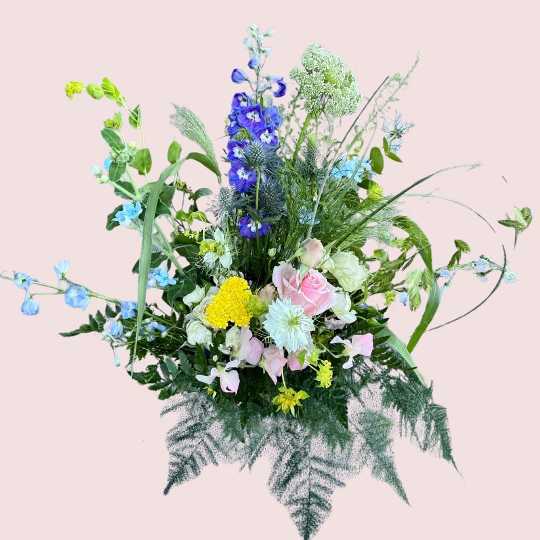 luftig naturlig buket hvor farverne er inspireret af solnedgang i havet