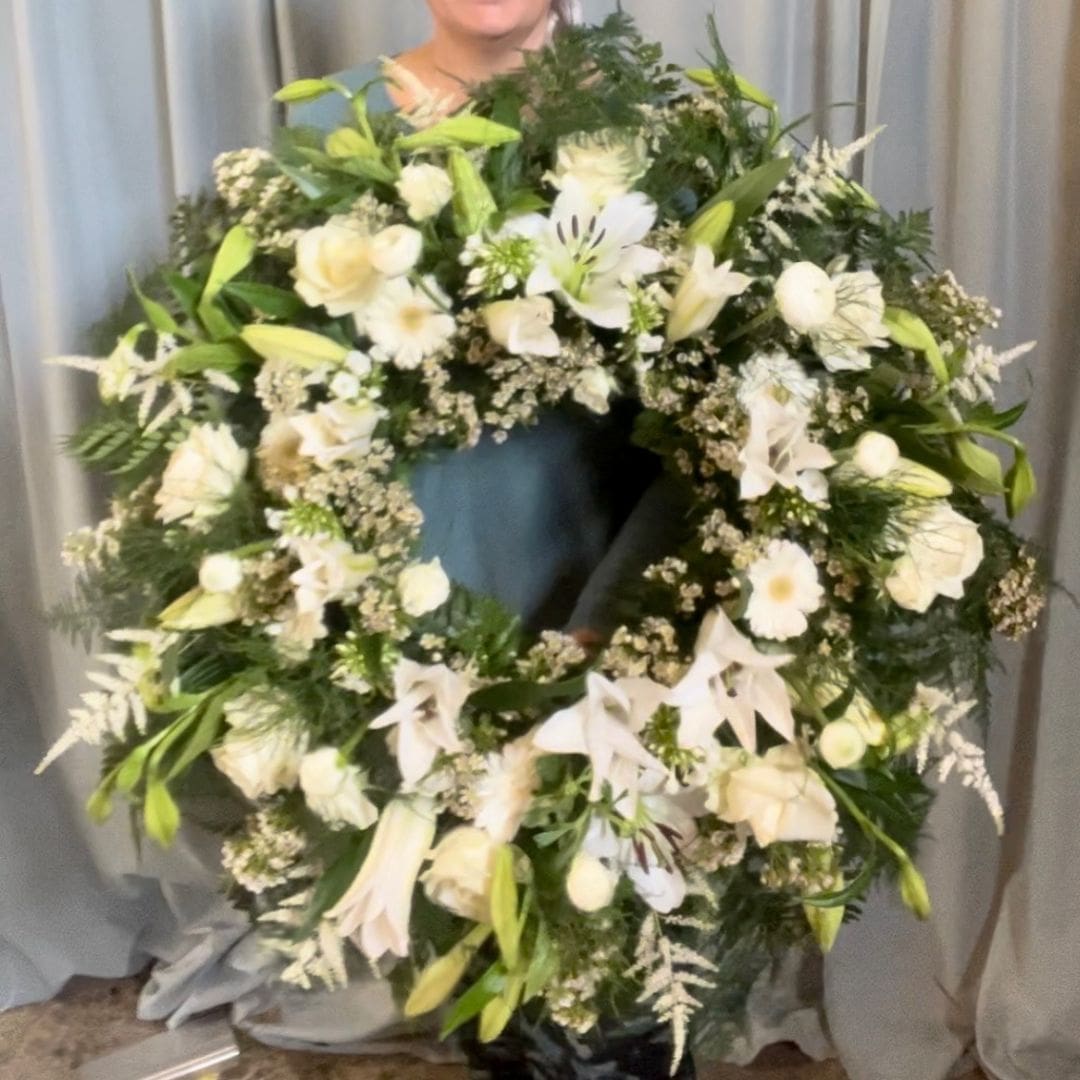 hvid blomsterkrans til begravelse
