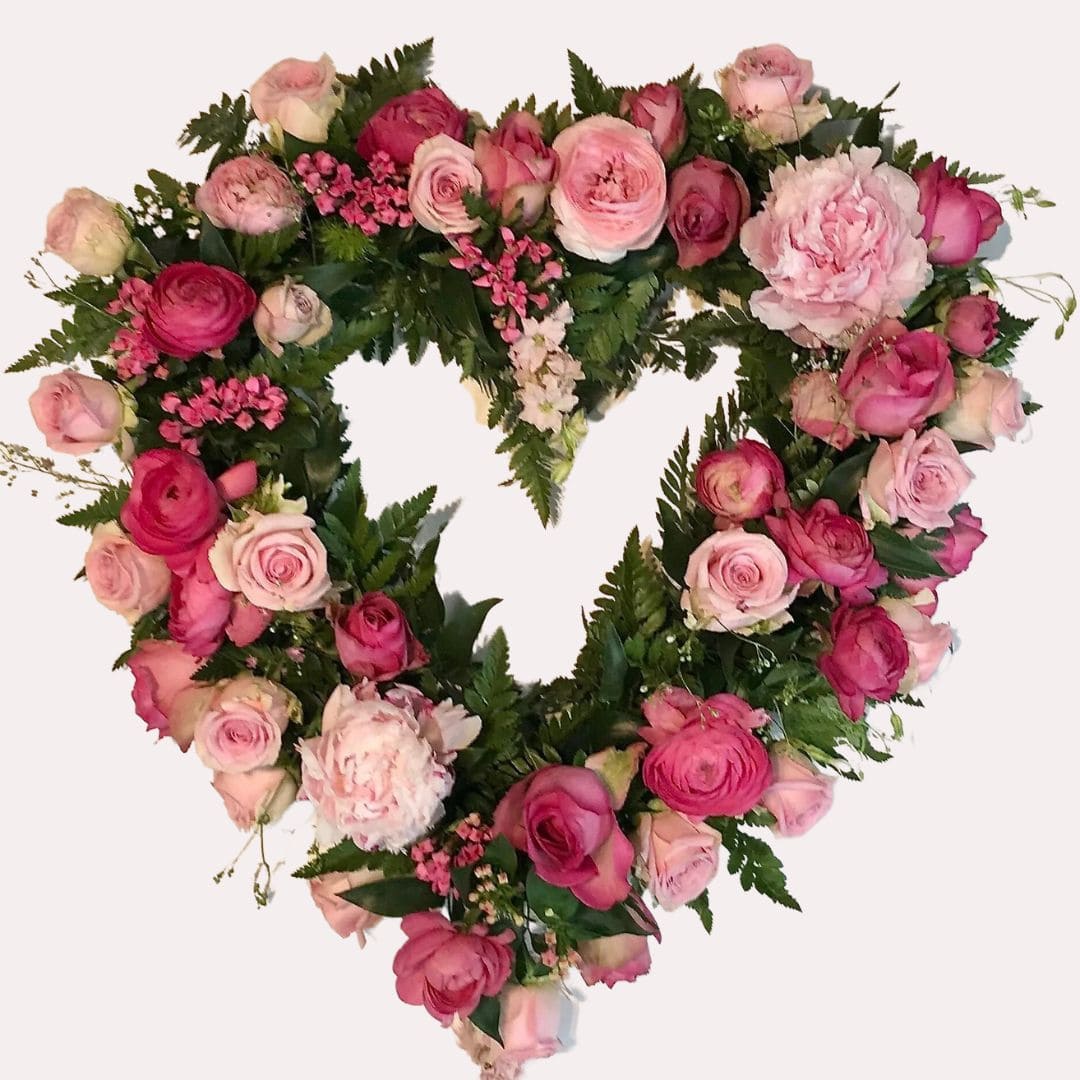 åbnet blomsterhjerte i lyserøde farver til begravelse