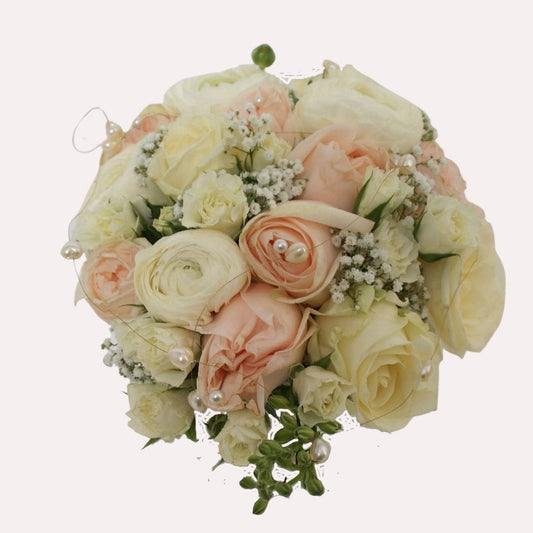 Brudebuket "Margrethe" er en buket af ægte skønhed og klasse. Denne smukke og klassiske brudebuket udstråler elegance med sin kombination af hvide og sarte lyserøde farver