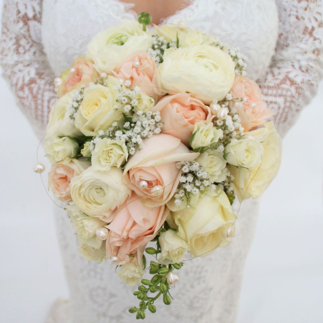 Brudebuket "Margrethe" er en buket af ægte skønhed og klasse. Denne smukke og klassiske brudebuket udstråler elegance med sin kombination af hvide og sarte lyserøde farver