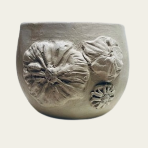 Håndlavet keramikkrus med afstøbning af økologiske blomster