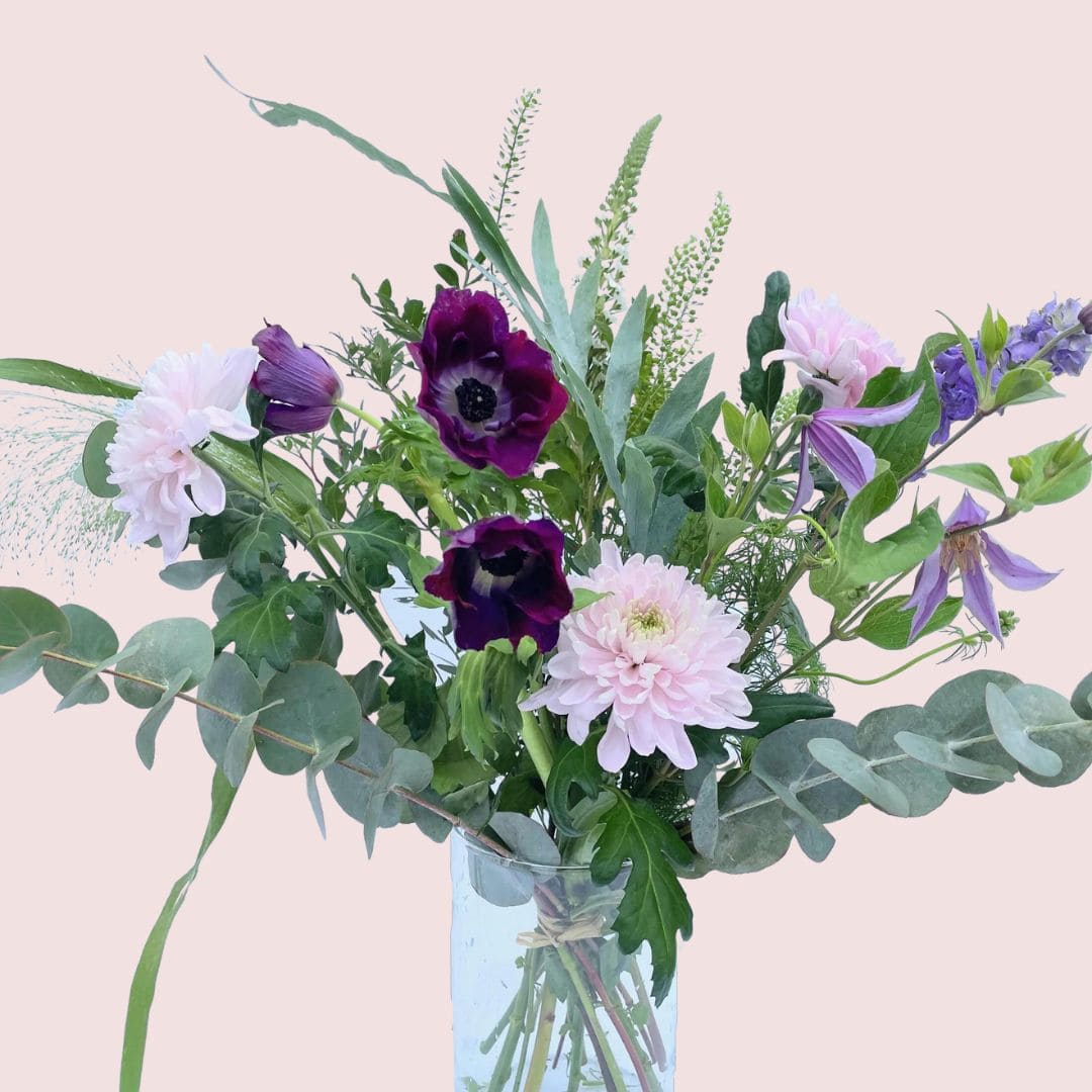 floristens valg: Buket bundet af dagens udvalg af blomster, som variere fra dag til dag.