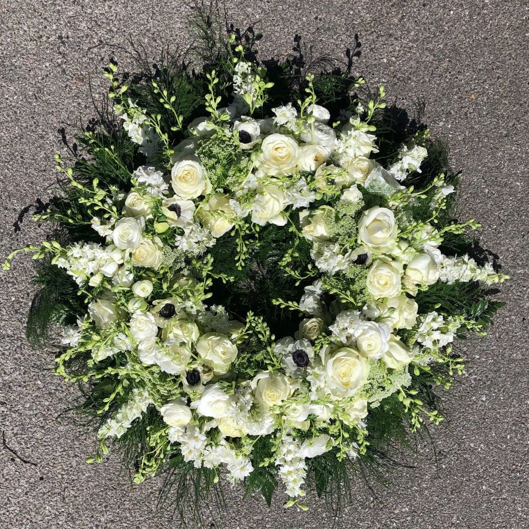 hvid blomsterkrans til begravelse