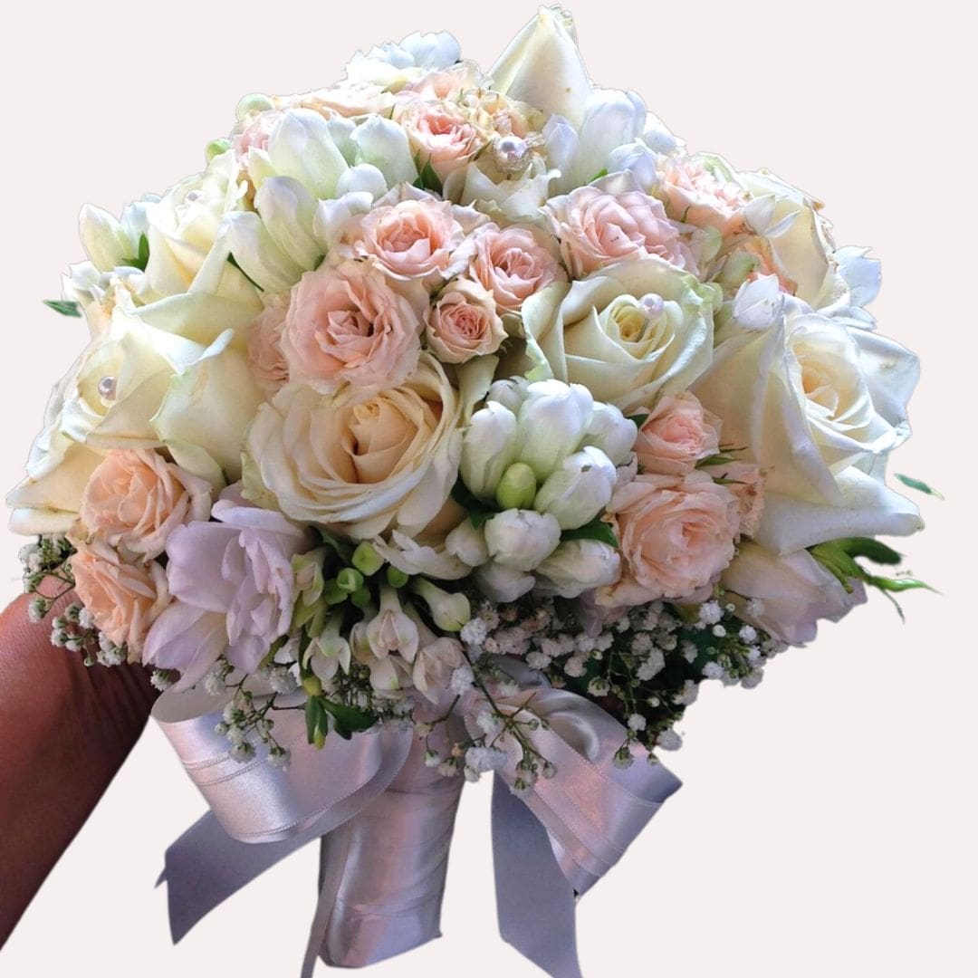 Brudebuket "Diana" er mere end blot en buket; det er et udtryk for tidløs skønhed og elegance. Denne smukke og klassiske brudebuket er designet med omhu og kærlighed, og dens hvide og sarte lyserøde farver skaber en subtil og romantisk stemning.