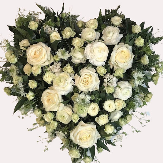 Blomsterhjerte til begravelse i hvide farver