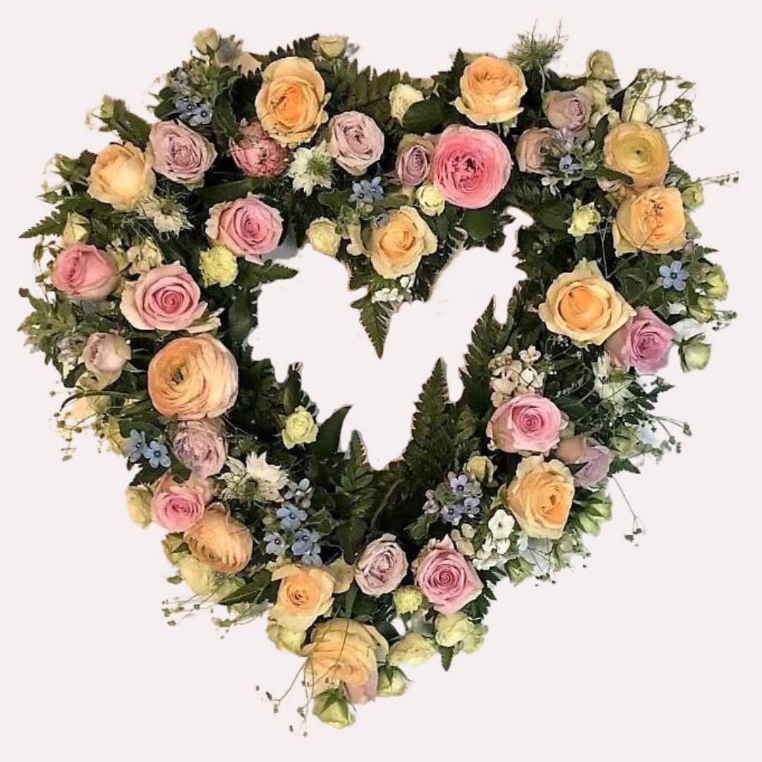 åbent blomsterhjerte i lyse og lette pastel farver til begravelse