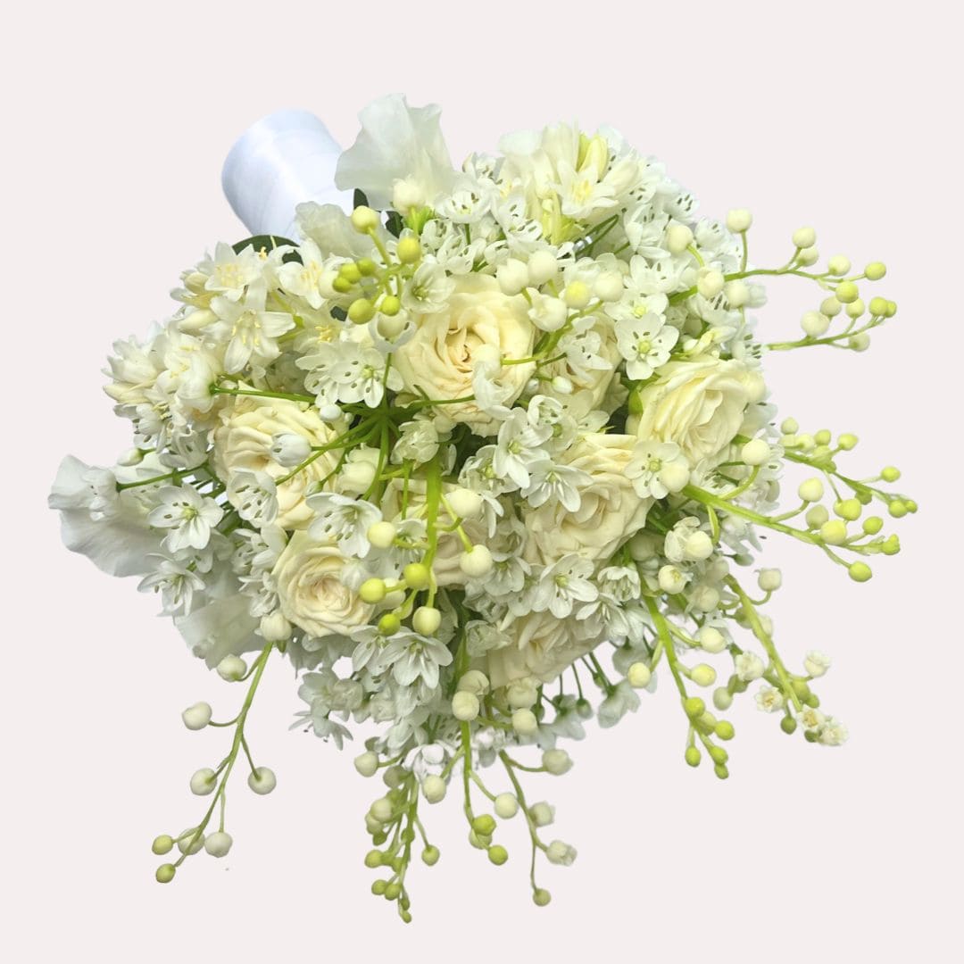 Brudebuket "Ingrid" er mere end blot blomster; det er et udtryk for tidløs elegance og skønhed. 