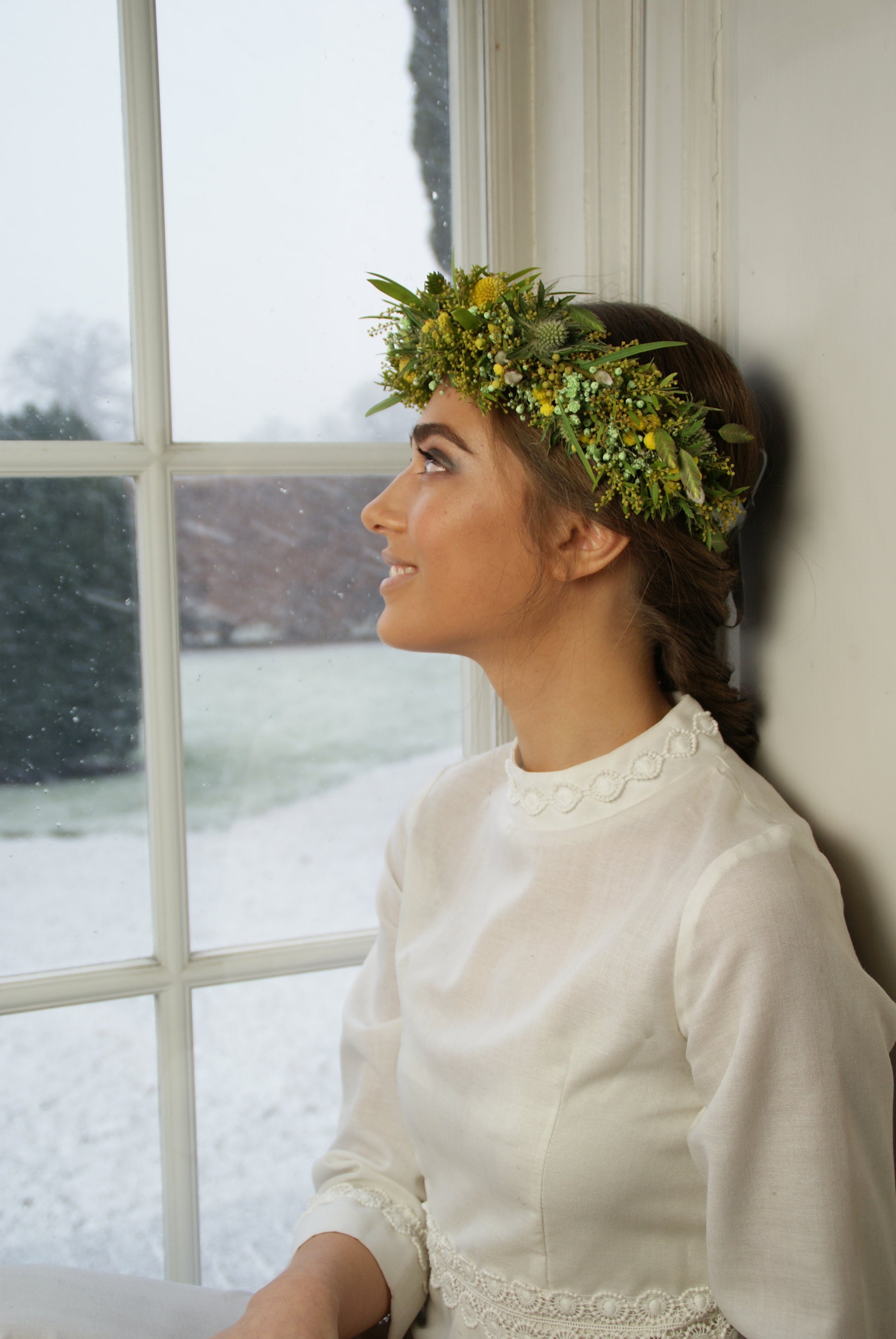 Bred gul og grøn blomsterkrans til håret